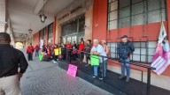 Pensionados y jubilados de Celaya bloquean accesos a Presidencia Municipal