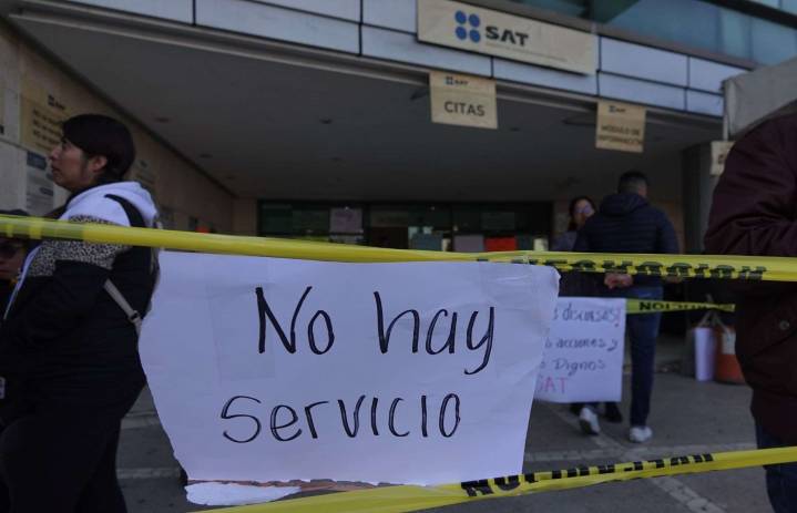 Sheinbaum responde a trabajadores del SAT y advierte que no todas las demandas pueden cumplirse