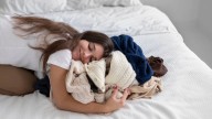 Qué significa guardar ropa vieja que ya no usás, según la psicología