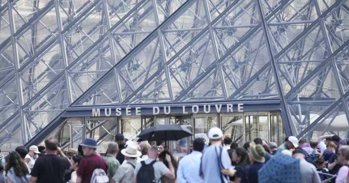 Robbery forces closure of France's Louvre Museum