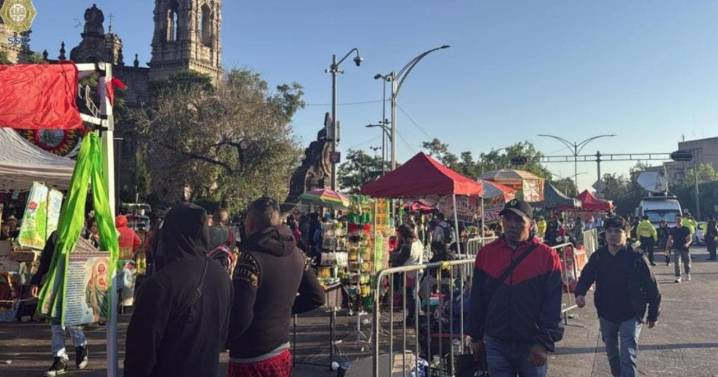 Fieles acuden a la Iglesia de San Hipólito para celebrar a San Judas Tadeo