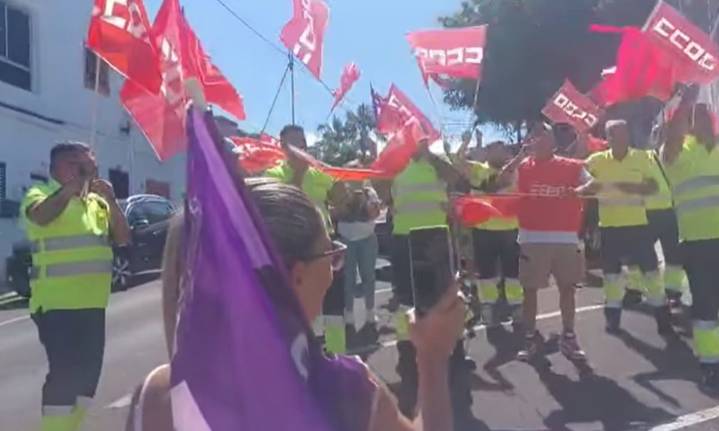Los trabajadores de Urbaser advierten de una huelga en Navidad en el norte de Tenerife: “No somos esclavos”