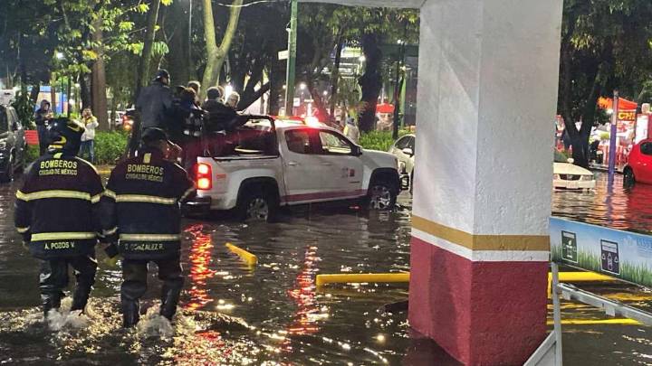 Lluvia provoca inundación en Clínica de Especialidades Churubusco del ISSSTE; pacientes y personal médico evacúan