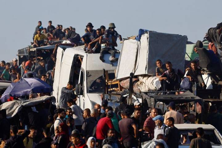 Palestinians make their way home as aid groups prepare to scale up deliveries