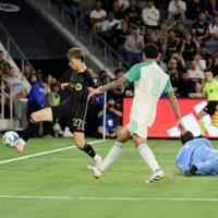 Late Ordaz goal seals LAFC 2-1 MLS Cup playoff win over Austin