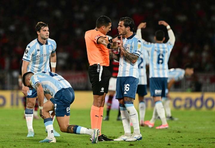 Pasó de todo. En Flamengo-Racing: tres goles anulados, dos atajadas increíbles y el golpe de Rojo... a un compañero