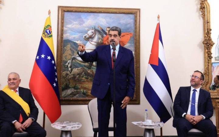 Presidente Maduro condecora a embajador de Cuba con la Orden Francisco de Miranda