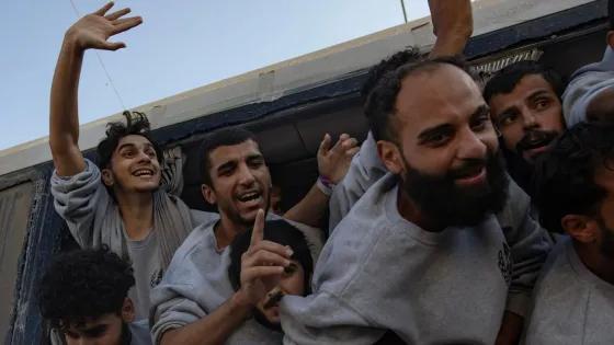 Entre lágrimas y delgadez, los liberados de Gaza vuelven a casa