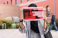 Una estudiante a la que prohíben llevar velo islámico en un instituto de Logroño presenta 11.000 firmas de protesta
