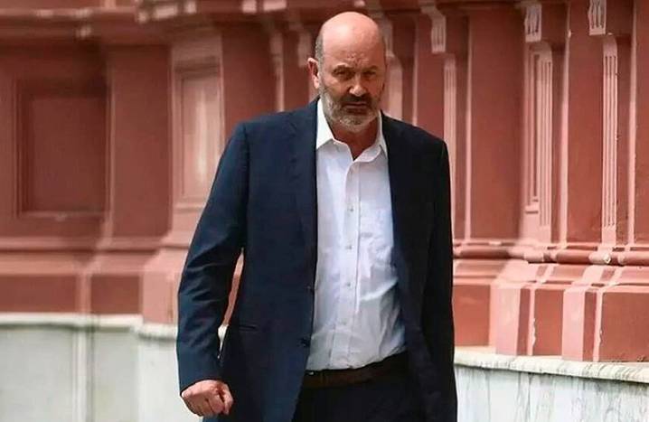 Sturzenegger fue a votar y lo insultaron: “Ladrón, tres veces hicieron mierda el país, ladrón”