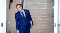 La Bolsa francesa sufre recortes y la prima de riesgo se dispara tras la inesperada dimisión del primer ministro Lecornu