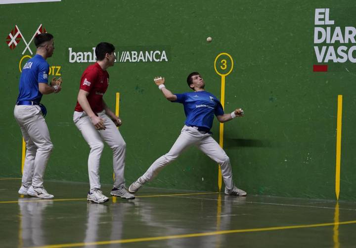 Ibarluzea se lleva de Leitza un pelotazo en el cogote y el triunfo