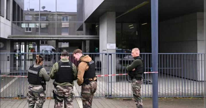 Alumno de 14 años apuñala a su profesora en plena clase: “Le fascinaban las armas”