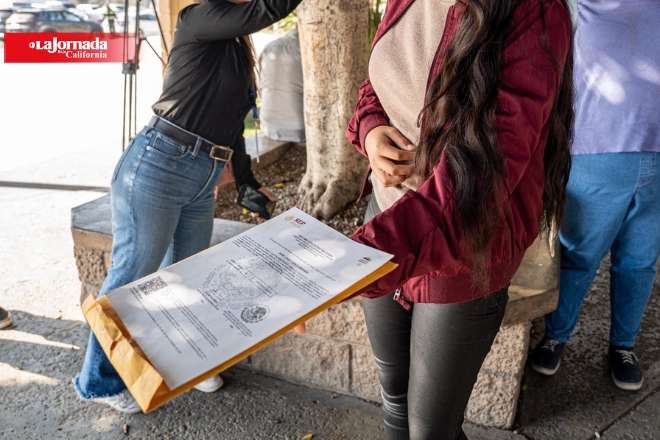Denuncian a promotor de preparatoria abierta por entregar certificados falsos 