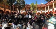 Videos | Estudiantes dan portazo en edificio central de la UASLP