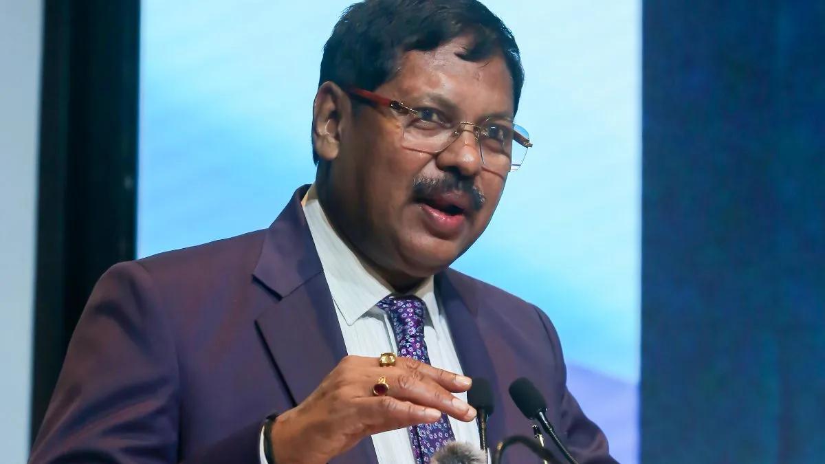 Lawyer attempts to attack CJI Gavai in Supreme Court; Bar Council suspends him immediately