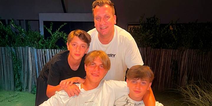 Maxi López compartió una tarde de cine con Constantino y Benedicto