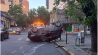 Un auto volcado sorprendió a los transeúntes del centro santafesino