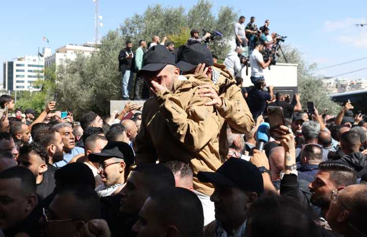 Liberan a rehenes vivos y prisioneros palestinos como parte del alto el fuego en Gaza