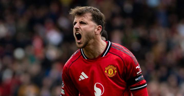 Mason Mount supported by Manchester United teammates after emotional family message