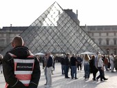 El Louvre reabre tras robo de joyas; Macron pide acelerar refuerzo de seguridad