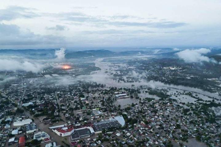 ‘Raymond’ causará lluvias intensas en la costa Este; mientras condiciones climáticas inundan la costa Oeste