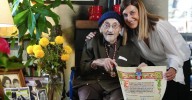 Entre versos y memorias, Álvaro Pombo recibe la Medalla de Oro de Cantabria en su casa de Madrid