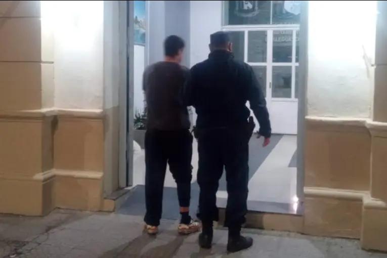 Lo detuvieron por intento de robo y tenía pedido de captura vigente por un asalto