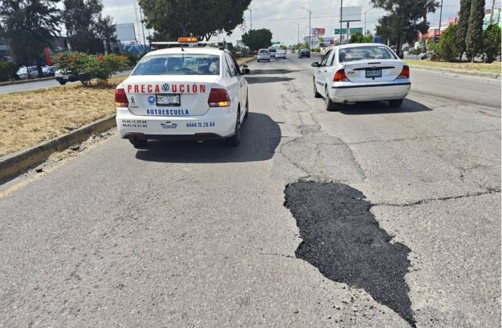Ante negligencia del municipio, ciudadanos optan por reparar baches