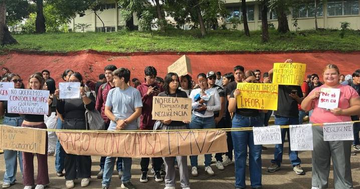 Universitarios toman facultades de Veracruz por muerte de alumnos: ‘No fue la tormenta, fue negligencia’
