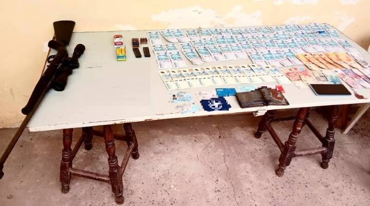 Secuestraron un arma de fuego, droga y una importante suma de dinero; hay dos detenidos