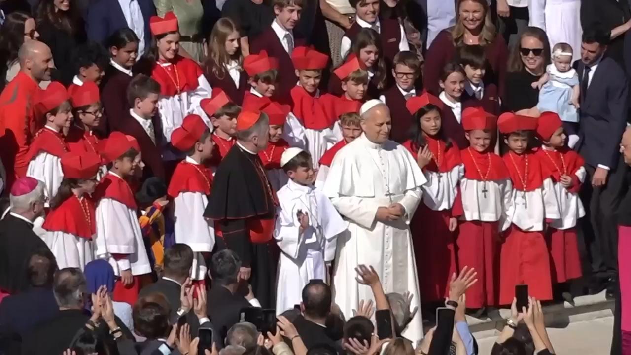 Pope greets group of children from Chicago who took part in a “mock conclave” that went viral
