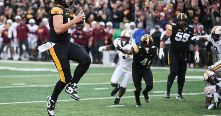 Mark Gronowski helps Iowa extend winning streak with 41