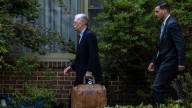 John Bolton se entrega a las autoridades tras su imputación por los documentos clasificados