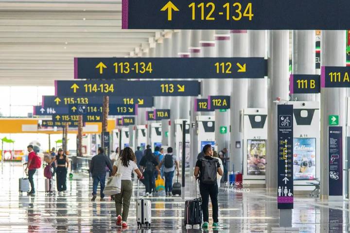 Estados Unidos revoca 13 rutas aéreas desde México