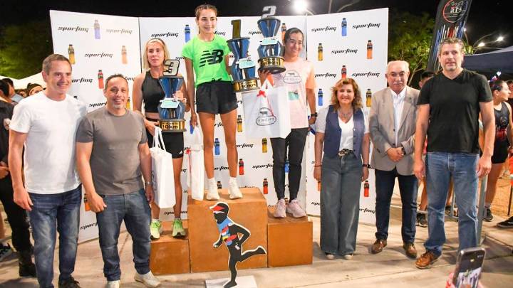 La intendente Fuentes y el secretario de Deportes Dapello premiaron a los ganadores de la maratón nocturna la Ciudad Corre