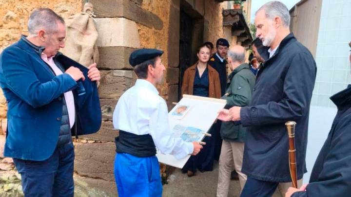 Miguelín, "el más feliz de la fiesta" al cumplir su sueño: que el Rey, que comulgó el mismo día que él, le firmase el recordatorio
