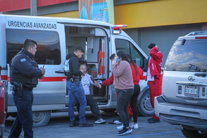 Hombre es atacado a balazos afuera de un Oxxo en Riberas del Bosque