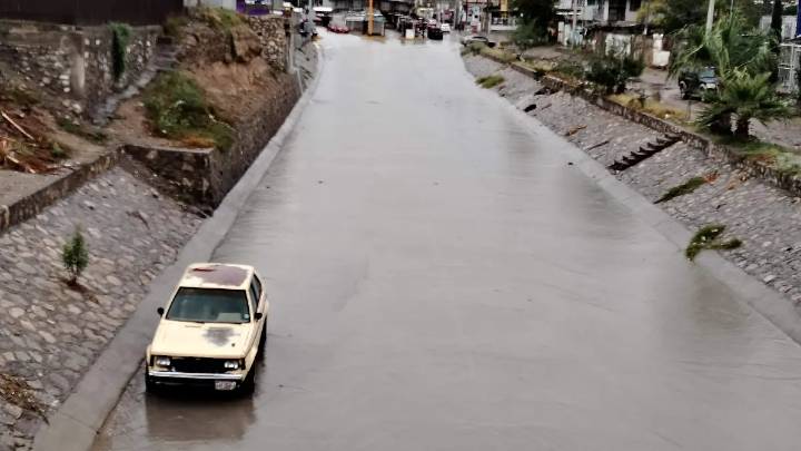 Provocan intensas lluvias calles inundadas, derrumbes y cortes de energía en Ciudad Juárez