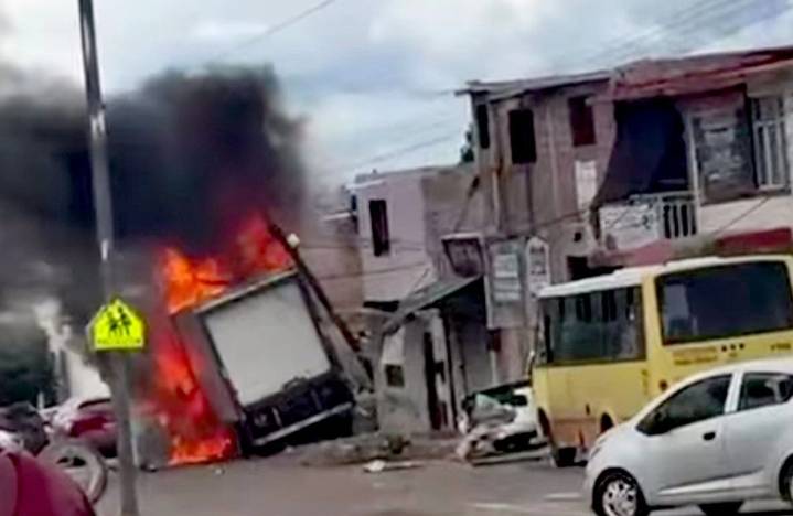 Camión sin frenos se incendia tras impactar ocho autos y un poste en Querétaro
