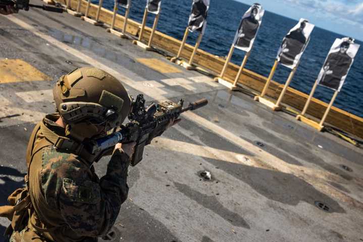 Marines de EEUU realizan prácticas de tiro en el USS San Antonio desplegado en el mar Caribe