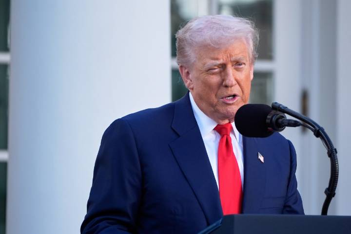 Jueza federal bloquea los despidos ordenados por Trump durante el cierre del gobierno