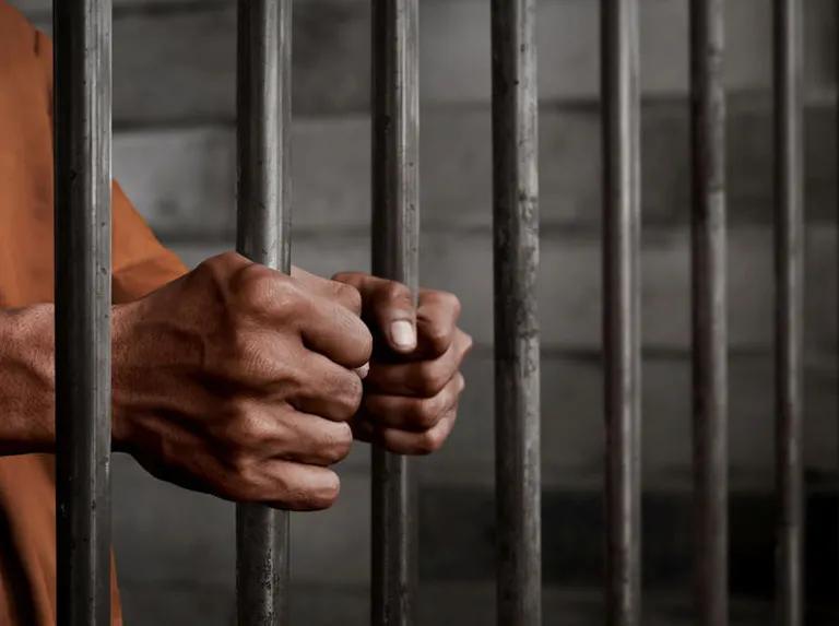 Detuvieron a sujeto señalado de pegarle a su mamá con un tubo