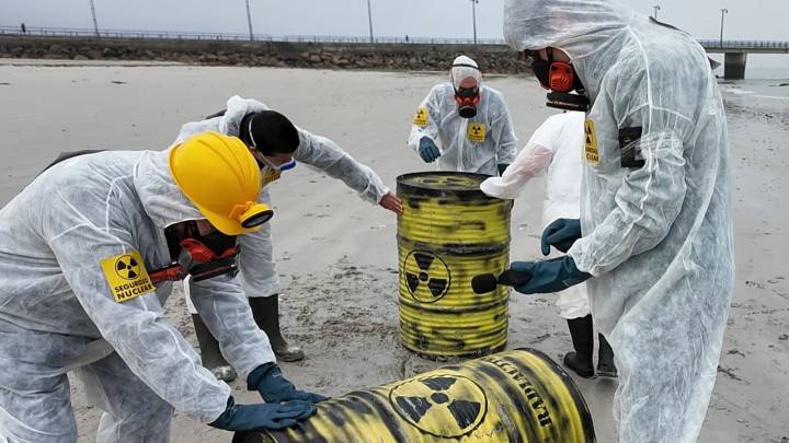 Falsos bidones radiactivos en una playa de Vigo para denunciar los residuos nucleares del Atlántico