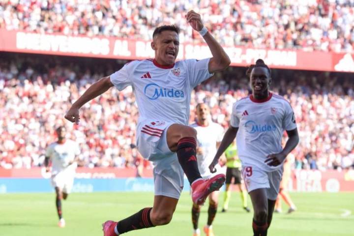 La ovación a Alexis en Sevilla tras su gran partido ante Barcelona y los elogios de la prensa española 