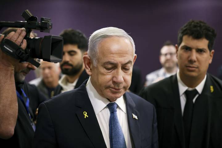 Netanyahu se presentó ante la Justicia por la causa de corrupción, pero se fue antes por un resfrío