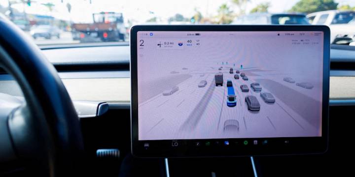Tesla es investigada en EE. UU. por reportes de autos que giraron en sentido contrario y cruzaron semáforos en rojo