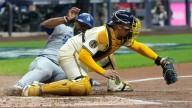 Brewers convierte posible grand slam de Muncy, en raro doble play