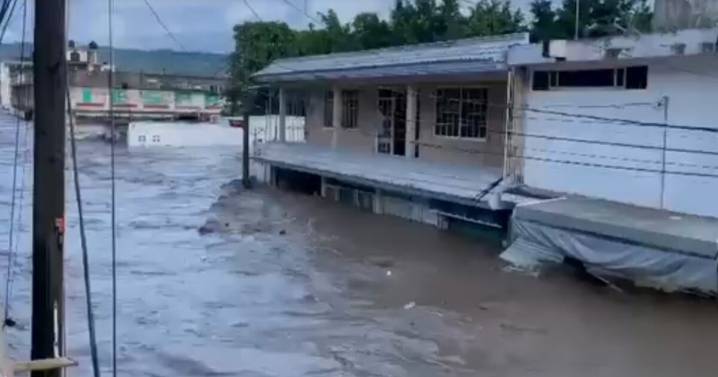 VIDEO: Se desborda el Río Cazones en Poza Rica; no hay luz y familias quedan atrapadas
