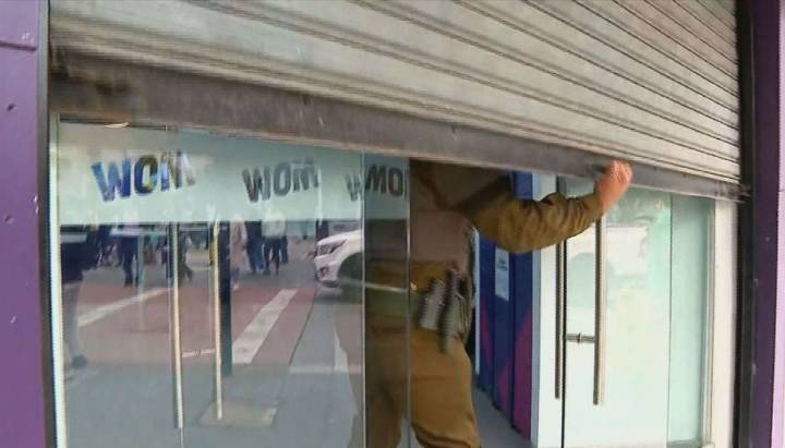 Se llevaron equipos iPhone y la caja fuerte: delincuentes asaltan tienda recién abierta en el centro de Viña
